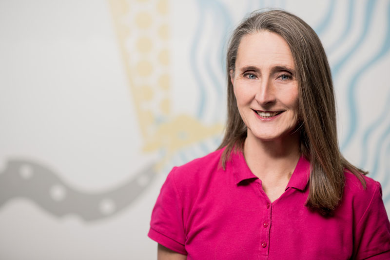 Dr. Isabell von Gymnich in pinkem Poloshirt