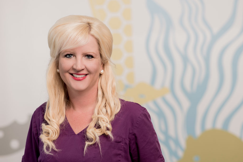 Dr. Sarah Haas in blauem Poloshirt