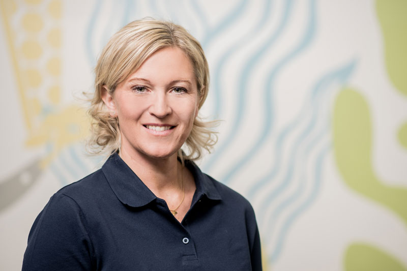 Dr. Sandra Herbig in blauem Poloshirt